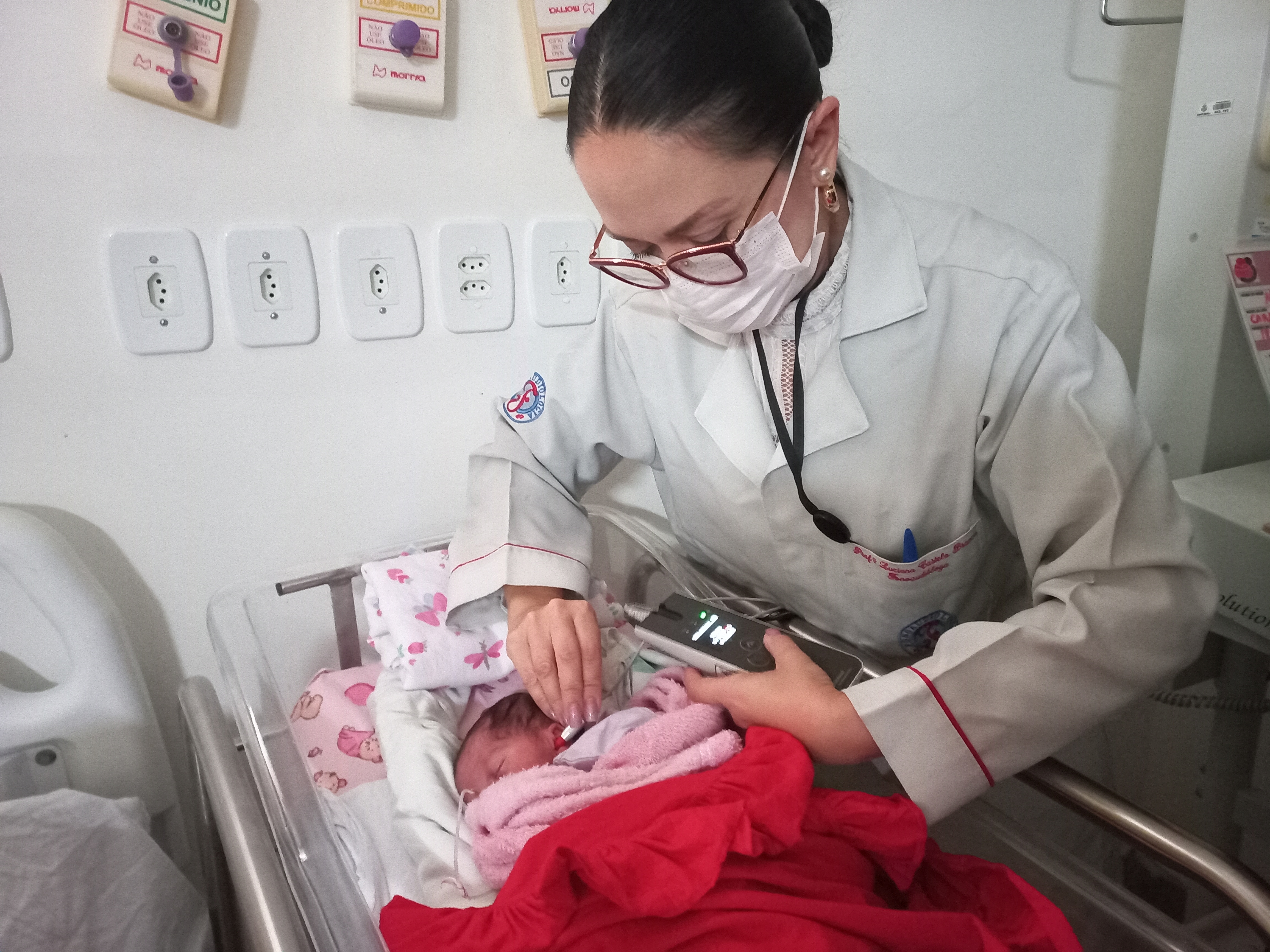 luciana-realizando-o-teste-da-orelhina